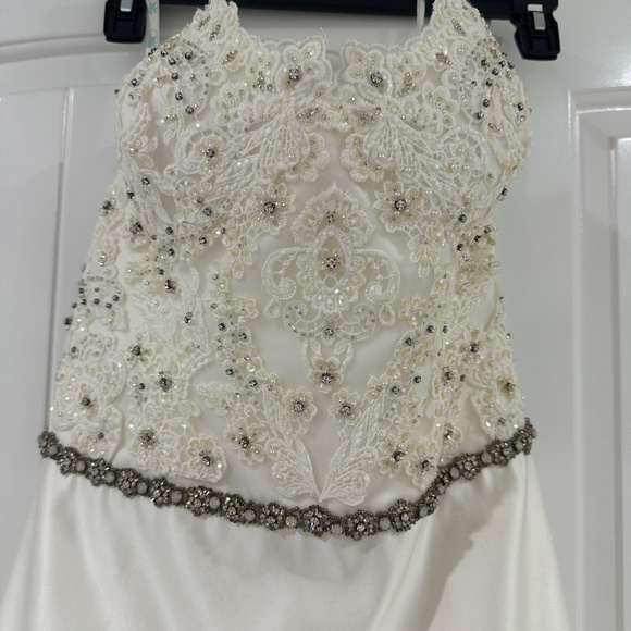 Wedding Dress by ENZOANI - Picture 5 of 16